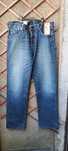 Jeans Levi's noi, cu etichetă.