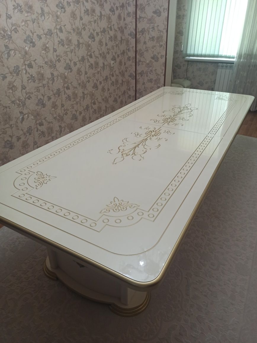 Продаются стол и стулья