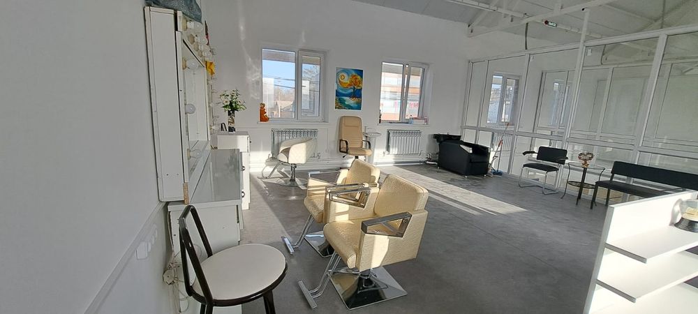 Парикмахерское оборудование все вместе с мойкой, креслами,столами и тд