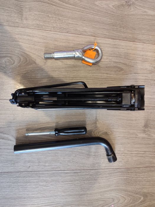 Set complet cric + cheie roți + ochet tractare + șurubelniță original
