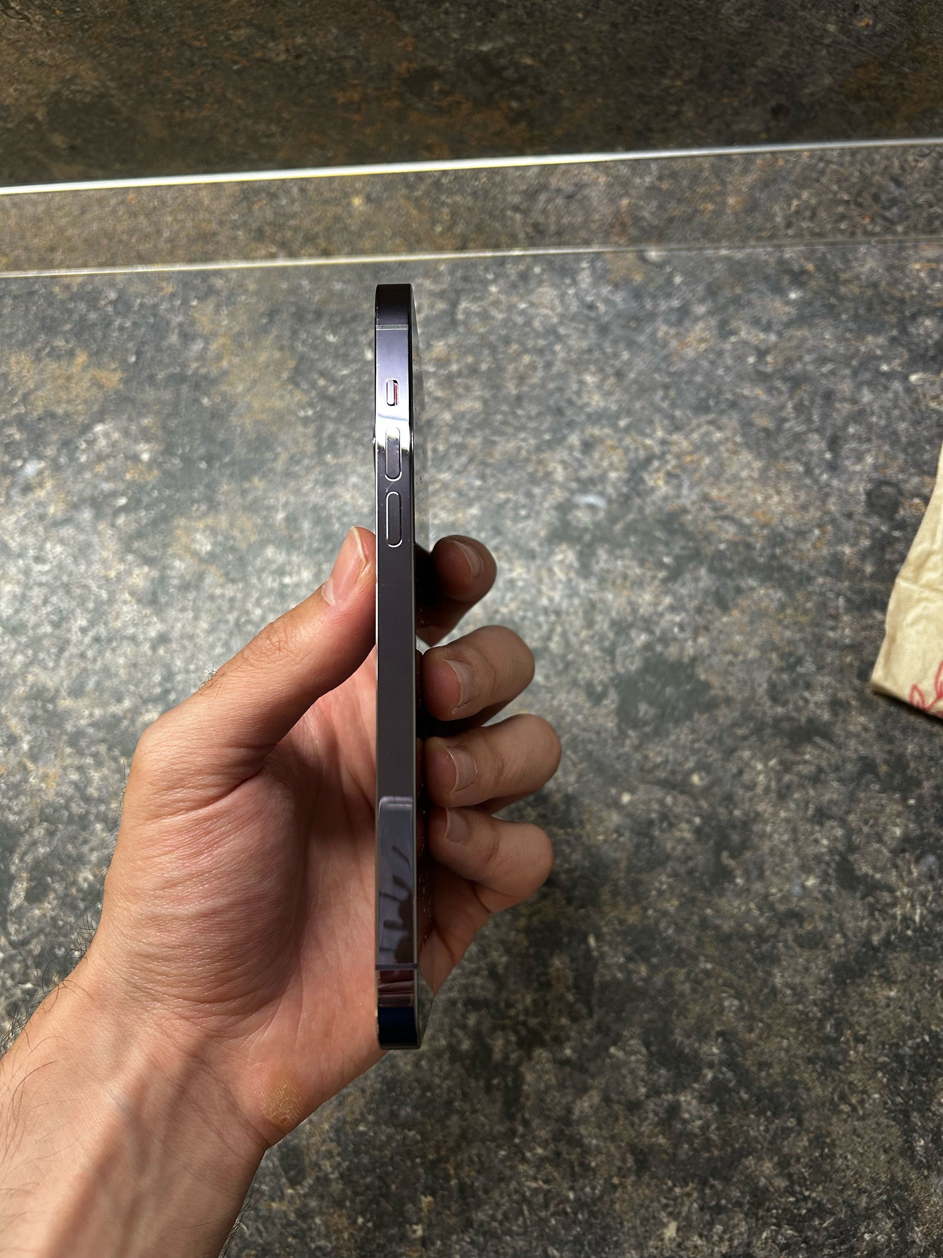 iPhone 14 Pro Max, 128GB в запазено визуално и техническо състояние.
