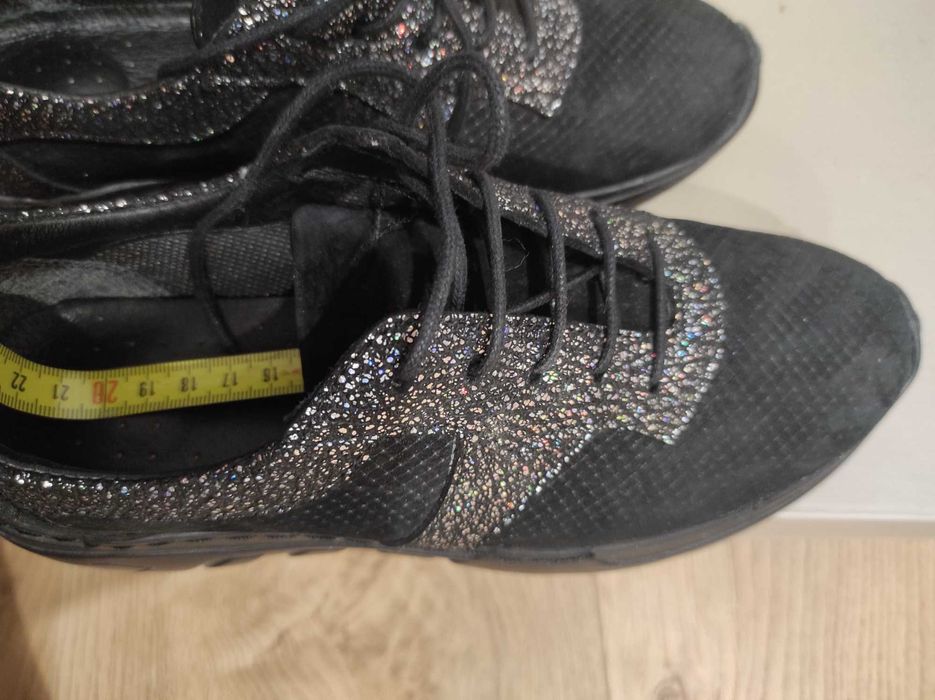 Продавам маратонки те е от кожа