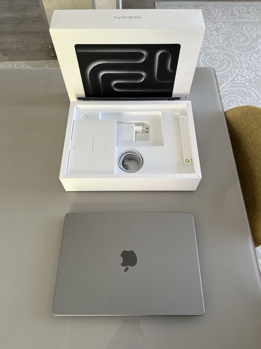 Macbook pro 2023 , 512 GB , M3