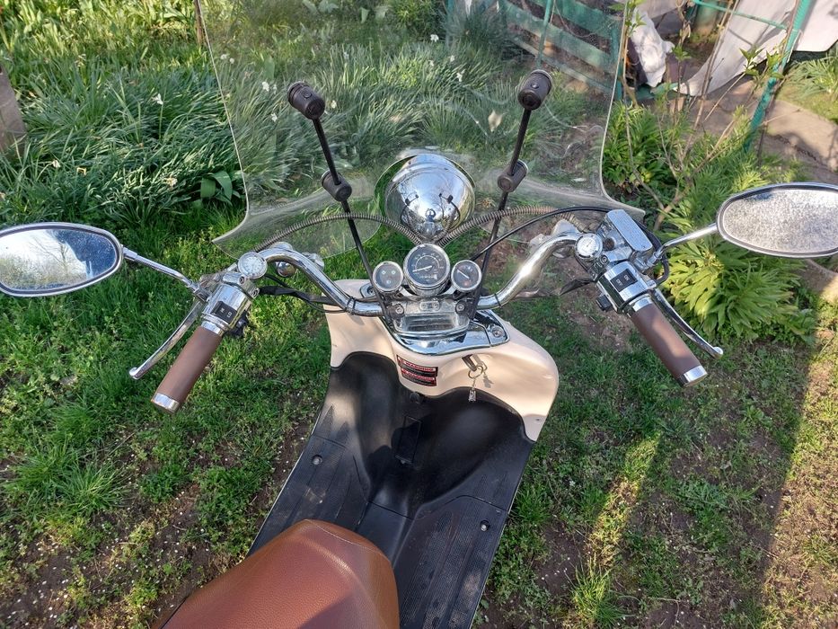 Scuter retro 50 cmc,4 timpi sau schimb cu tractoras de tuns iarba