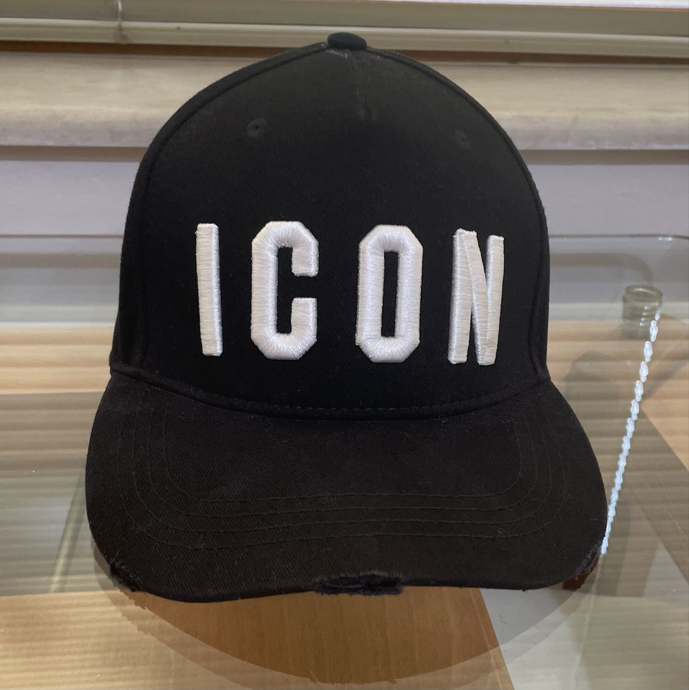 Черна шапка с козирка Dsquared Icon