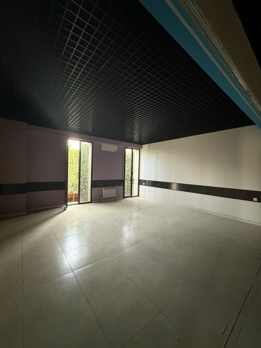 Вдоль центральной дороги сдается коммерческое помещение