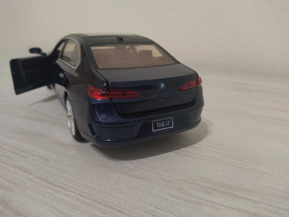 Метална количка BMW i7 !!!