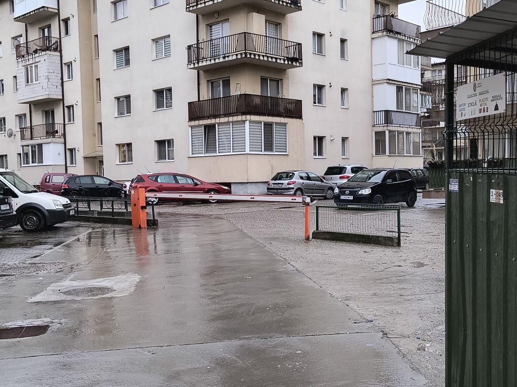 Închiriez parcare Str Florilor  !