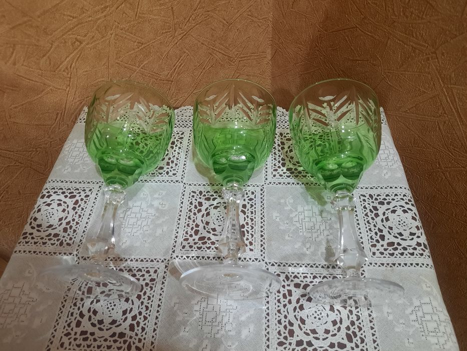 Красивые изумрудные фужеры на фигурной ножке. Цветной хрусталь. Герман