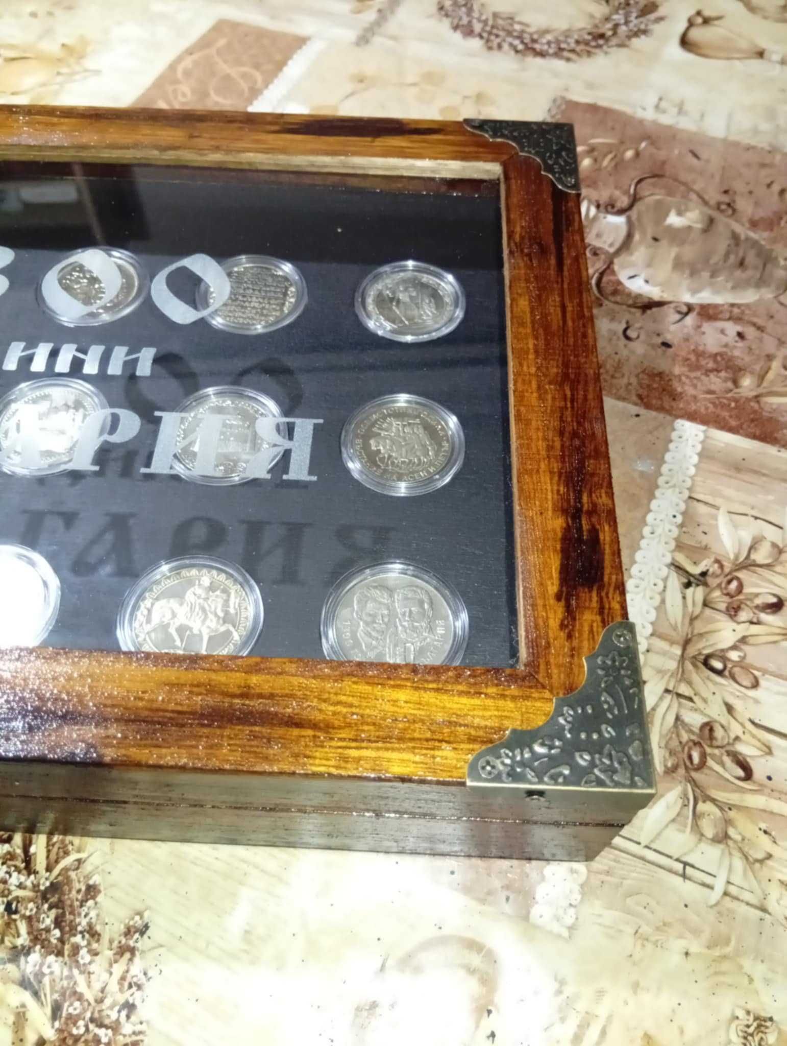 дървена кутия с лот монети 1300 години България