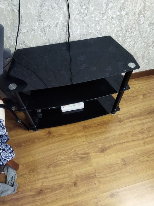 Продам журнальный столик стекло в хорошем состоянии за 25000