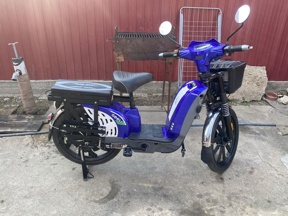 Scuter electric cu pedale