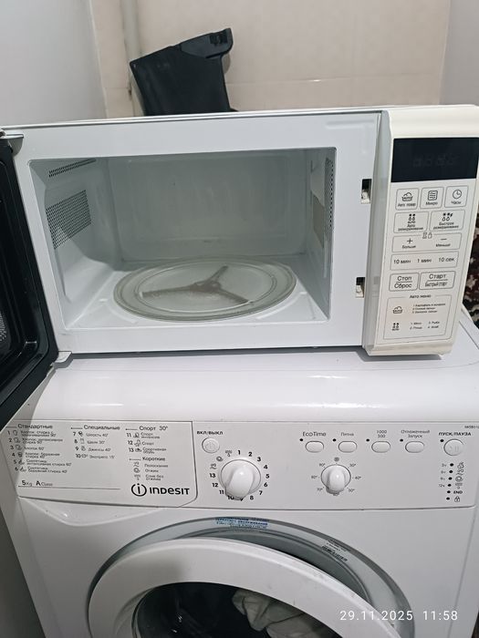 микроволновка LG в отличном состоянии.