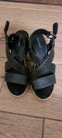 Vând sandale negre