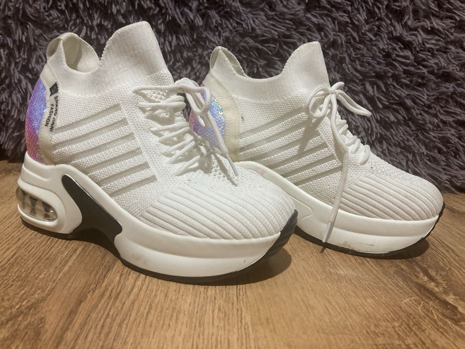 Маратонки -червени и бели