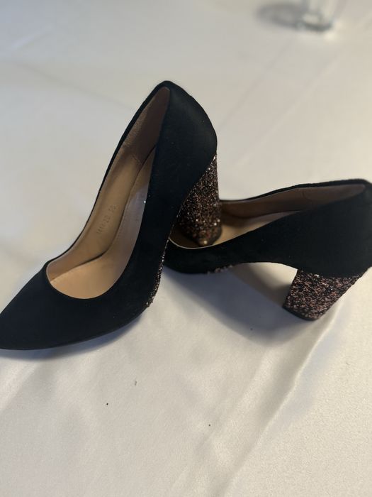 Pantofi eleganți cu toc cu sclipici, mărimea 36, stare excelentă