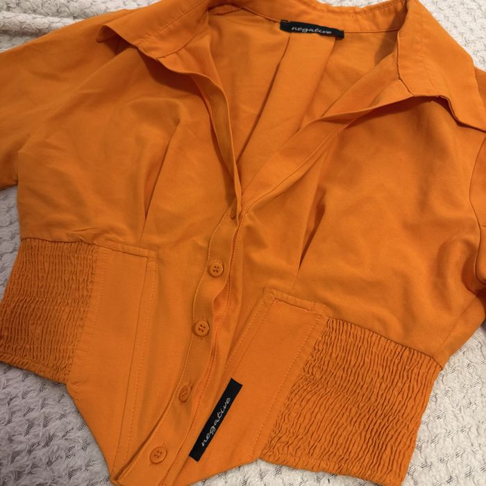 Оранжева риза на Pause