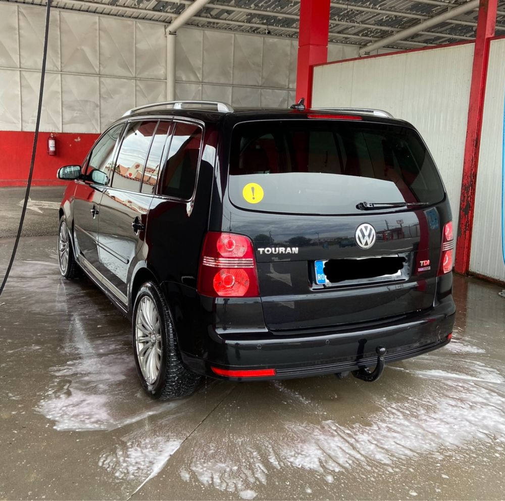 Volkswagen Touran cu 7 locuri cititi anuntul