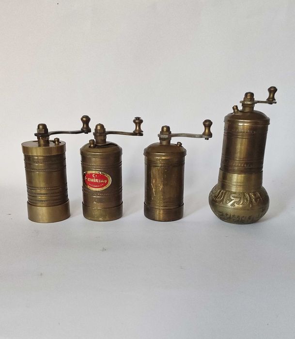 Масивни стари месингови гравирани мелнички за подправки