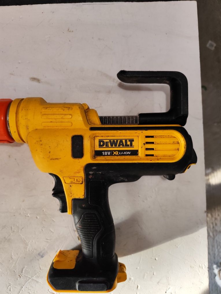 Акумулаторен Пистолет за силикон полиуретан Девалт DeWALT DCE580 18V