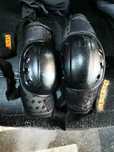 Genunchiere role sau ski snowboard