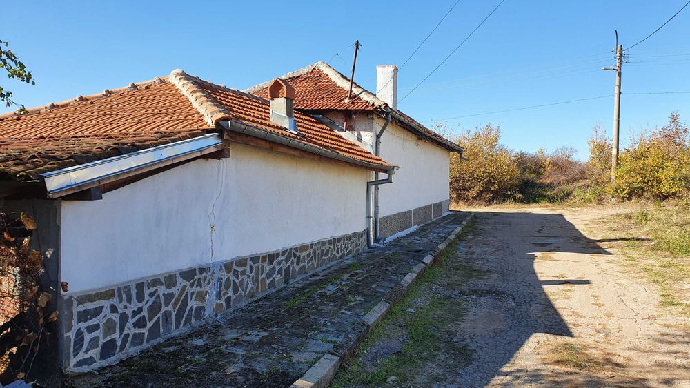 Къща с двор в село Зелениково община Брезово