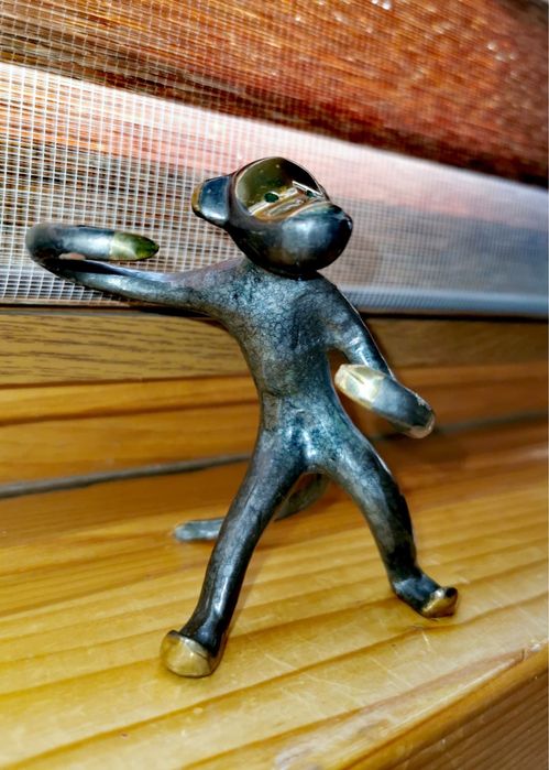 Антикварна декорация за маса маймунка плътна  отливка патиниран бронз