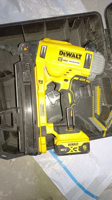 Pistol cuie beton dewalt