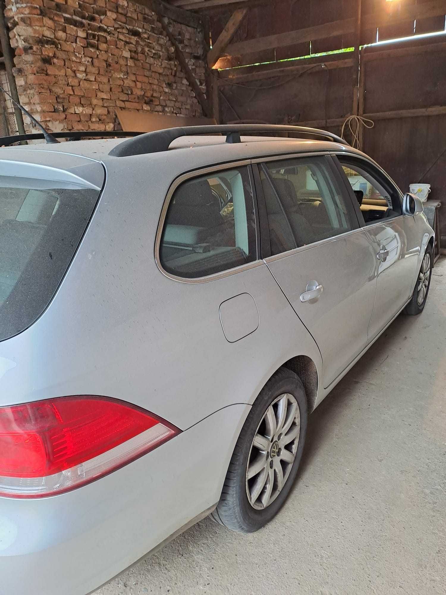 De vanzare golf V, 2TDI, an 2008, avariat fata stânga.