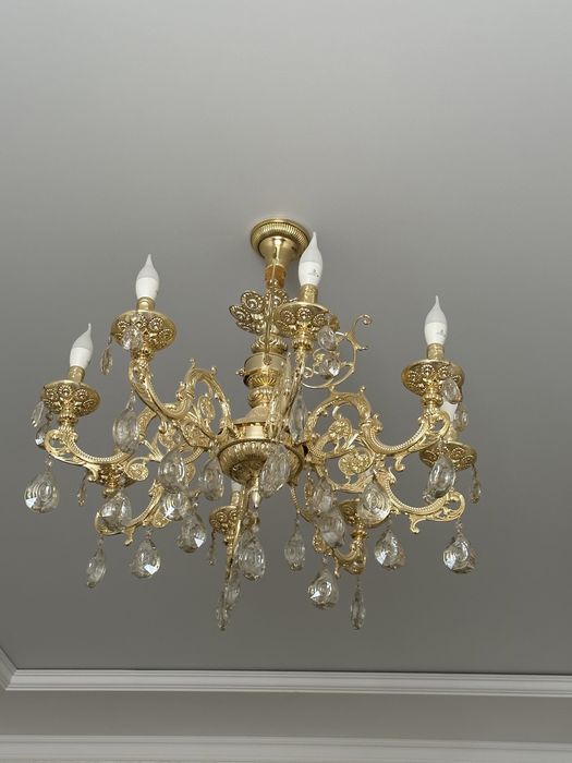 8 рожковая люстра , золото, с лампочками.