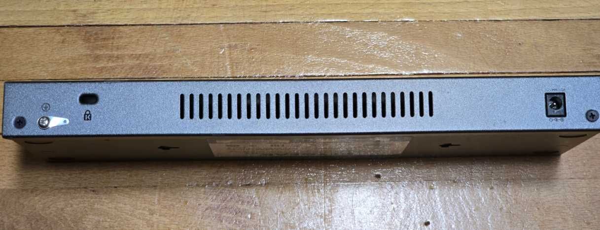 switch gigabit 16 porturi Netgear pro safe GS116Ev2