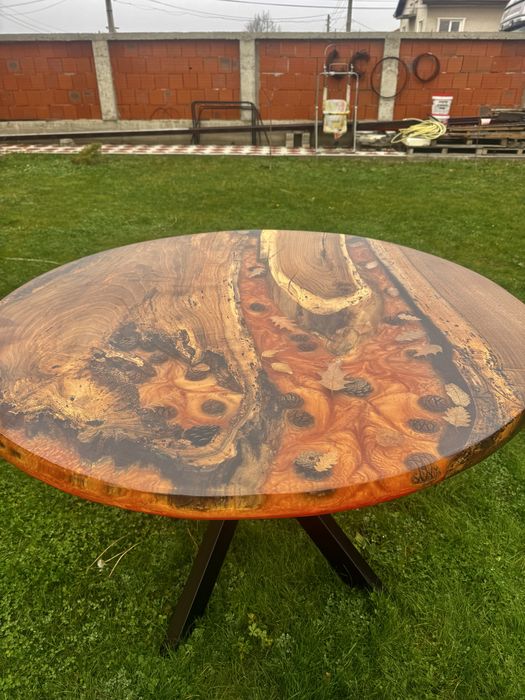 Трапезна маса от Орех и Епоксидна смола