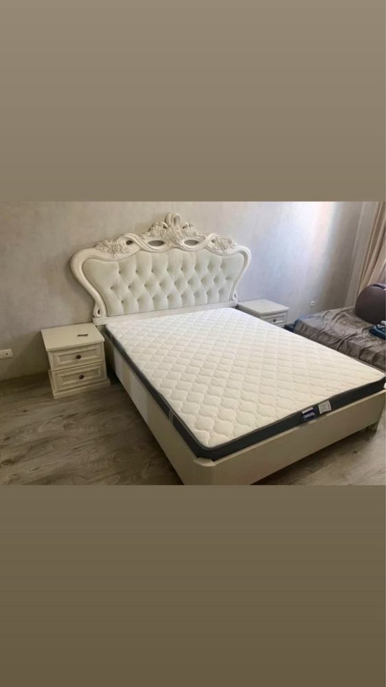 Продам спальную кровать с тумбочками ,в идеальном состоянии