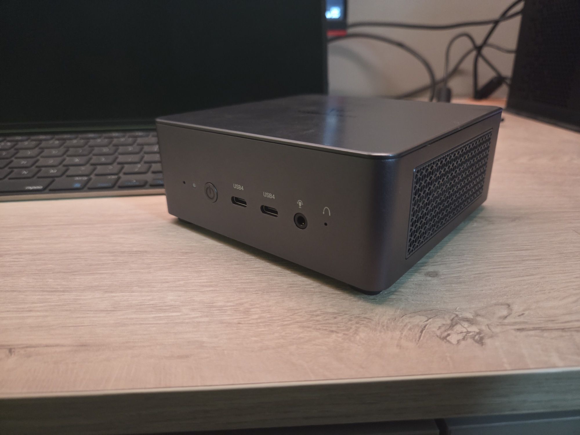 MiniPC Minisforum UM760 Pro, AMD Ryzen 7640HS, 16GB RAM DDR5, SSD 1TB