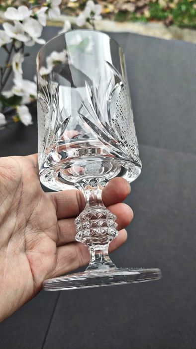 Три великолепни и много масивни кристални чаши за вино ръчна гравюра