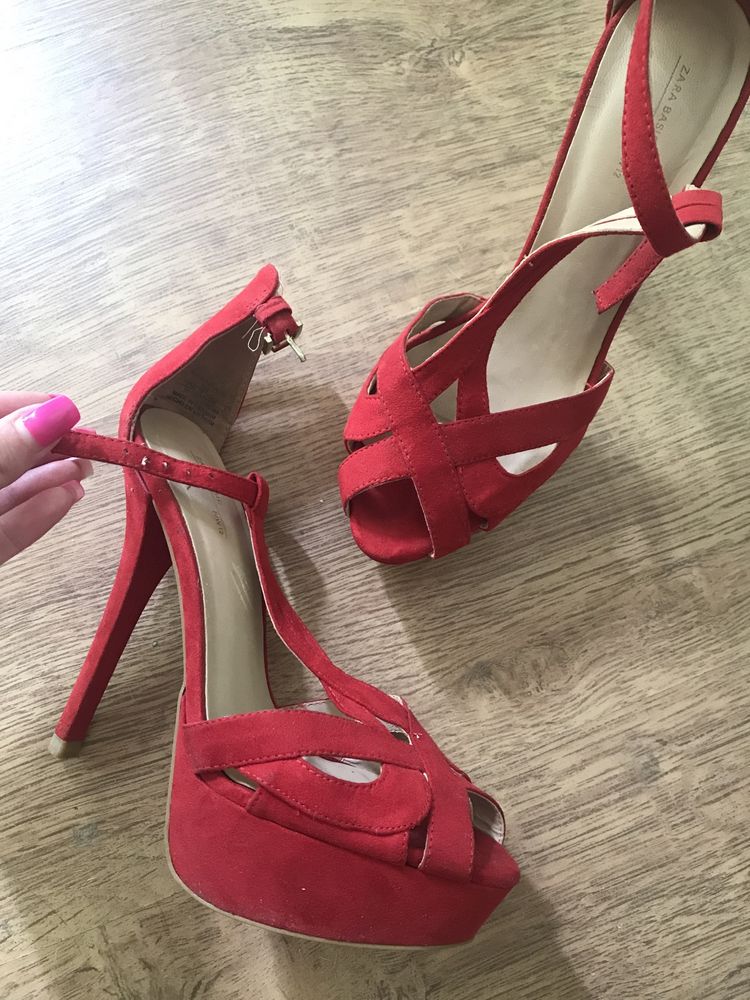 Обувки Zara.