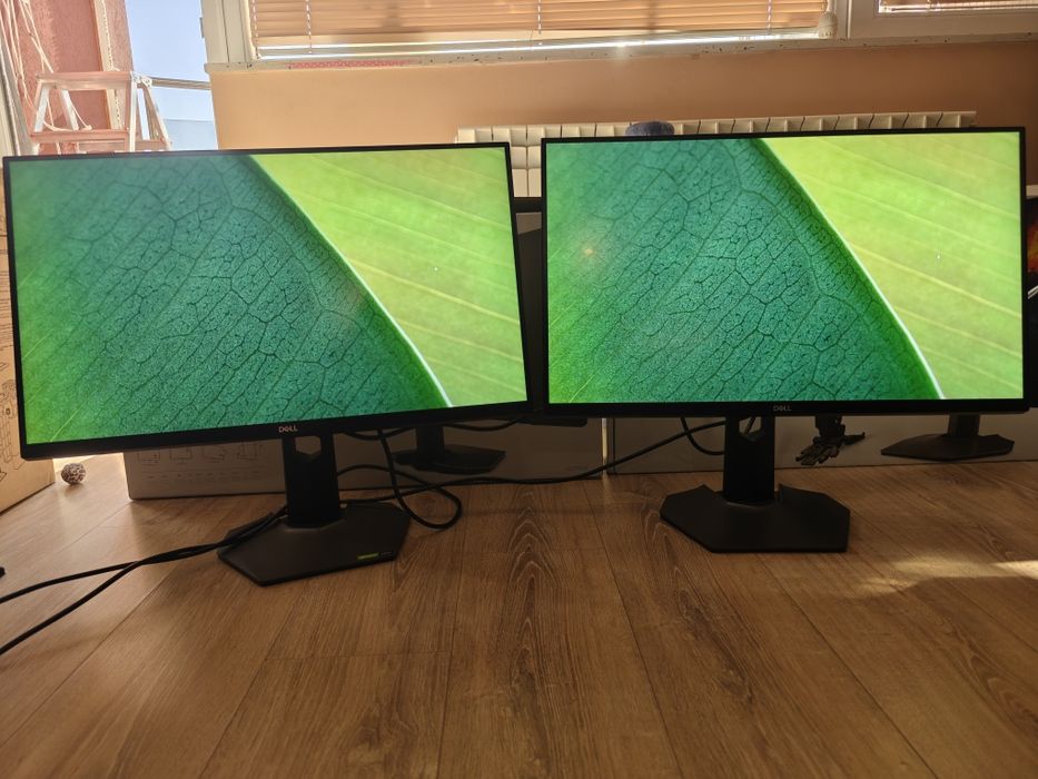 Два монитора Dell S2721 QHD 144Hz и стойка за бюро.