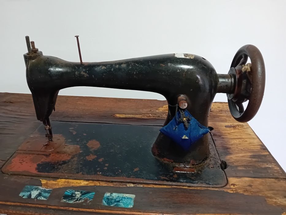 Vând mașină de cusut veche