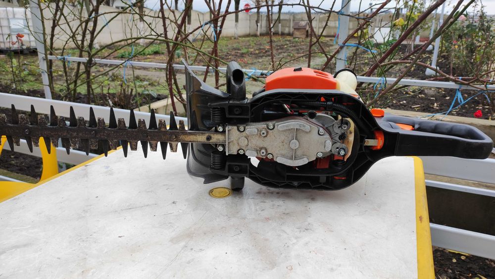 Foarfeca gard viu benzina Atika HB 60 N si Bosch AHS 55-20 LI