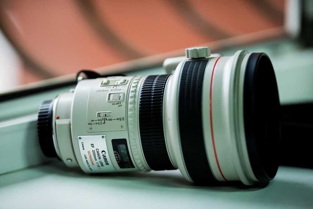 Canon EF 200mm f/1.8 L USM. Canon EF 200mm f/2.0L IS USM