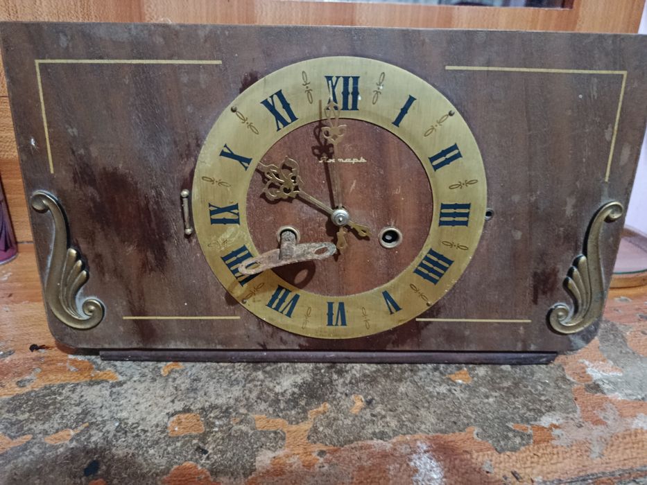 Антикварные часы работает