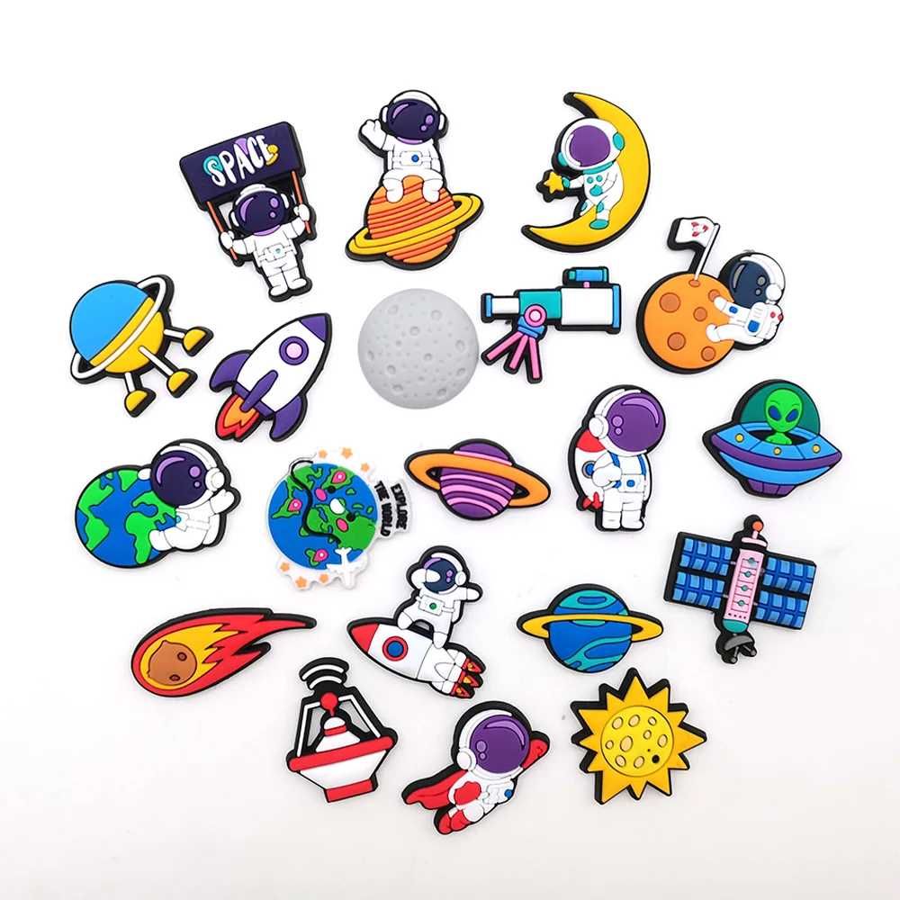 Set 20 Pini PVC Accesorii pentru Crocs Saboti Jibbitz, Model Astronaut