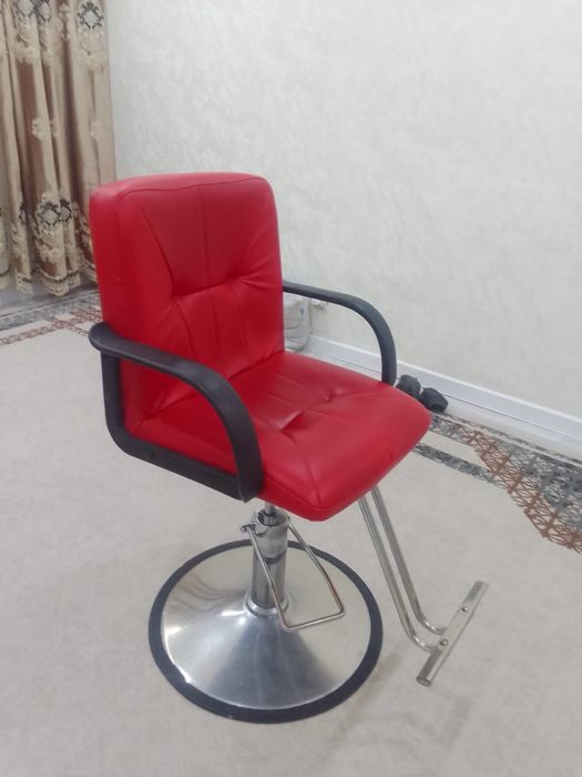 Кресло красное для салона красоты