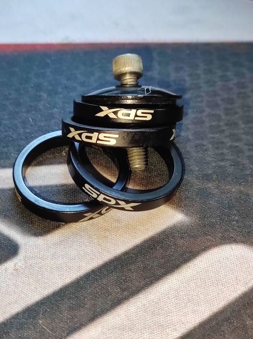 Проставочные кольца и болт