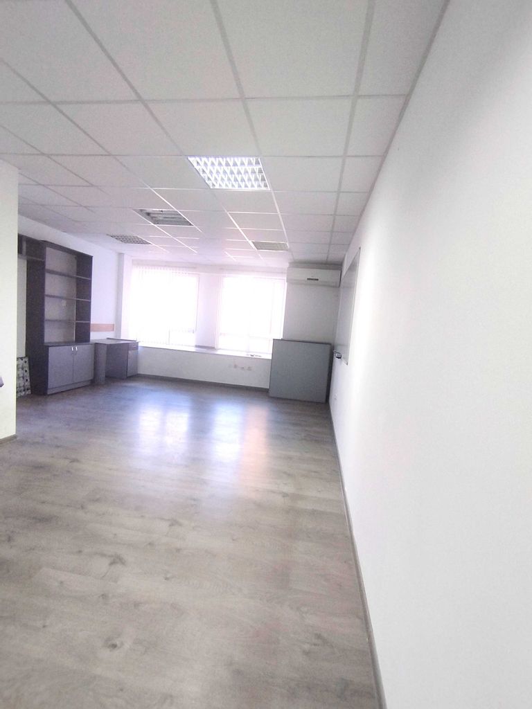 Дава се под наем Офис в Перник, Център - 50 кв.м за 204 € - Снимка #3
