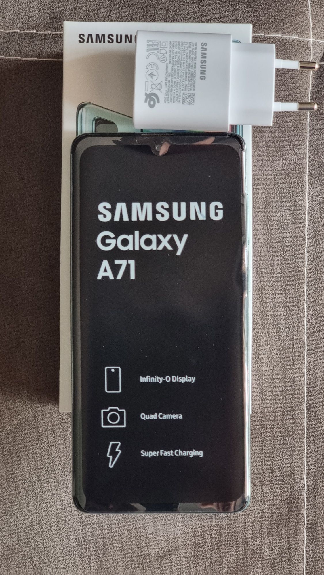 Samsung Galaxy A71 128GB/6GB Ram + 128GB Samsung Sd карта памет и 4 ке