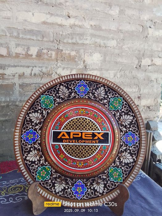 Yong'oq daraxtida dekorativ lagan olchami 30 santimetr