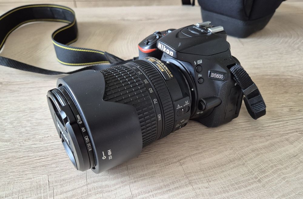 Nikon D5600 с два обектива