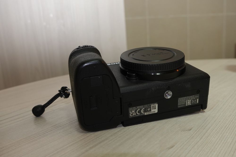 Sony Alpha A 6700 cu garantie 2 ani + incarcator extern cu 2 baterii