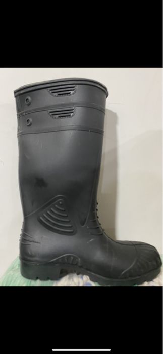 Резиновые сапоги 6000 тг 42-43 р